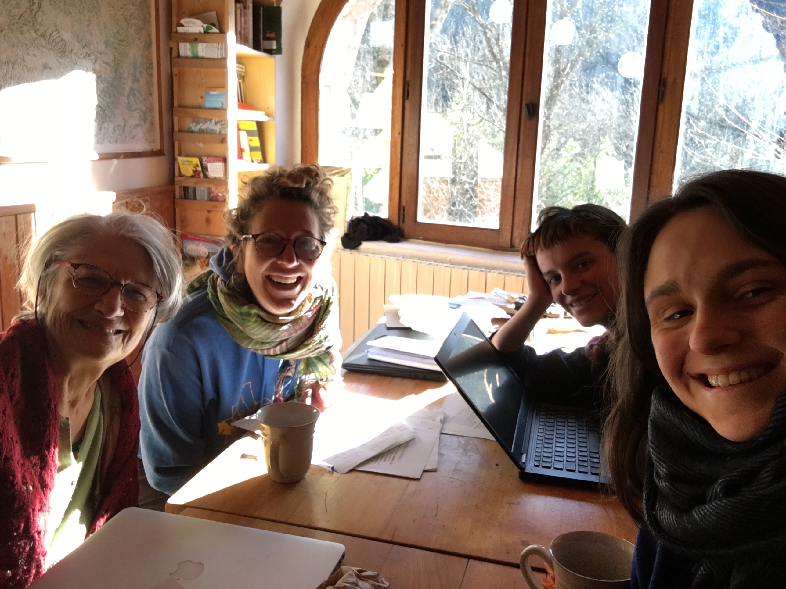 4 personnes souriant pendant un chantier d'écriture au Viel Audon